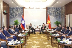 Thường trực Ban Bí thư Trần Cẩm Tú tiễn Tổng Bí thư, Chủ tịch nước Lào và Phu nhân kết thúc tốt đẹp chuyến thăm cấp Nhà nước đến Việt Nam. (Ảnh: Phương Hoa/TTXVN)