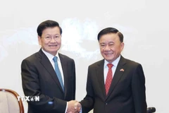 Thường trực Ban Bí thư Trần Cẩm Tú với Tổng Bí thư, Chủ tịch nước Lào Thongloun Sisoulith. (Ảnh: Phương Hoa/TTXVN)