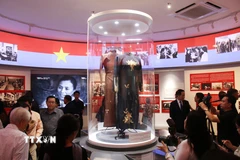 Những chiếc áo dài của bà Nguyễn Thị Bình trong trưng bày chuyên đề. (Ảnh: Thu Hương/TTXVN)