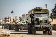 Đoàn xe quân sự của Nga di chuyển qua thành phố Qamishli thuộc tỉnh Hasakah, Đông Bắc Syria ngày 9/3/2020. (Ảnh: AFP/TTXVN)