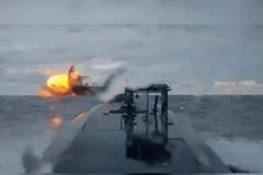 Hình ảnh trích từ video, cho thấy một máy bay không người lái trên biển của Ukraine đang tấn công tàu Dashan, một tàu chở dầu thuộc Hạm đội Bóng đêm của Nga, trên Biển Đen ngày 10/12. (Nguồn: Reuters)