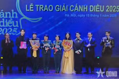 Đoàn phim "Mưa đỏ" nhận giải Cánh diều vàng 2025 cho Phim truyện điện ảnh xuất sắc. (Nguồn: Báo Quân đội Nhân dân)