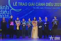 Đoàn phim "Mưa đỏ" nhận giải Cánh diều vàng 2025 cho Phim truyện điện ảnh xuất sắc. (Nguồn: Báo Quân đội Nhân dân)