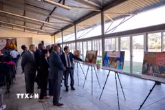 Các đại biểu tham quan triển lãm ảnh. (Ảnh: ĐSQ Việt Nam tại Mozambique/TTXVN phát)