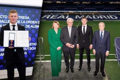 Cầu thủ Kroos được trao tặng Huân chương Công trạng Đức tại Bernabéu. (Ảnh: Realmadrid)