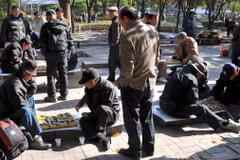 Người cao tuổi giải trí tại một công viên ở trung tâm thành phố Seoul. (Ảnh: AFP/Getty)