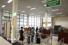 Hành khách làm thủ tục nhập cảnh ở cửa khẩu Bắc Luân 1 (cửa khẩu Quốc tế Móng Cái), thành phố Móng Cái, tỉnh Quảng Ninh. (Ảnh: Vũ Sinh/TTXVN)
