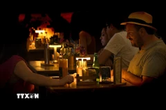 Người dân dùng bữa trong khách sạn phải thắp đèn chạy bằng pin khi sự cố mất điện xảy ra ở thủ đô Havana, Cuba ngày 15/2/2025. (Ảnh: THX/TTXVN)