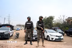 Nhân viên an ninh gác bên ngoài đền thờ Hồi giáo ở thủ đô Islamabad, Pakistan sau vụ tấn công. (Ảnh: THX/TTXVN)