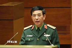 Đại tướng Phan Văn Giang, Ủy viên Bộ Chính trị, Bộ trưởng Bộ Quốc phòng giới thiệu Chuyên đề: "Tư duy, nhận thức mới về Quốc phòng, bảo vệ Tổ quốc của Đại hội XIV". (Ảnh: Phương Hoa/TTXVN)