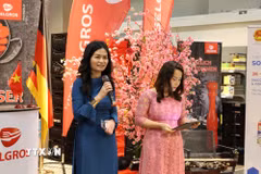 Tham tán Thương mại Việt Nam tại Đức Đặng Thị Thanh Phương phát biểu khai mạc “Ngày hàng Việt Nam”. (Ảnh: Thu Hằng/TTXVN)