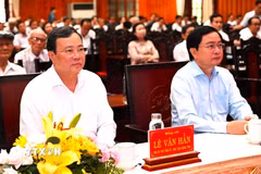 Ủy viên Trung ương Đảng, Bí thư Tỉnh ủy Tây Ninh Nguyễn Văn Quyết (bìa phải) và Phó Bí thư, Chủ tịch UBND tỉnh Tây Ninh Lê Văn Hẳn, dự Hội nghị tại điểm cầu phường Long An. (Ảnh: Thanh Bình/TTXVN)