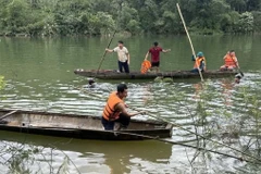 Lực lượng chức năng và người dân tìm kiếm tung tích nạn nhân. (Nguồn: Báo Nhân Dân)