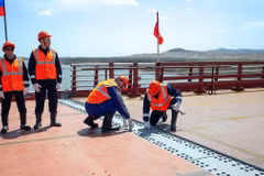 Lễ hợp long cây cầu đường bộ bắc qua sông Tumannaya kết nối Nga-Triều Tiên. (Ảnh: AFP)