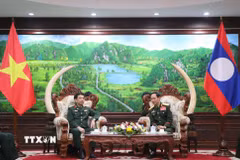 Bộ trưởng Bộ Quốc phòng Lào Khamliang Outhakaysone tiếp Bộ trưởng Bộ Quốc phòng Việt Nam Phan Văn Giang. (Ảnh: Xuân Tú/TTXVN)