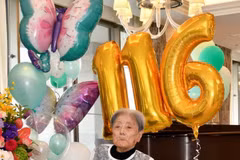Cụ bà Tomiko Itakeoka trong sinh nhật 116 tuổi. (Nguồn: mainichi)