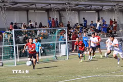 Một pha bóng trong trận chung kết giữa hai đội VN Amsterdam FC (Hà Lan) và Viet Gold FC (Pháp). (Ảnh: Hương Giang/TTXVN)