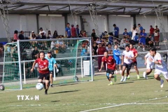 Một pha bóng trong trận chung kết giữa hai đội VN Amsterdam FC (Hà Lan) và Viet Gold FC (Pháp). (Ảnh: Hương Giang/TTXVN)