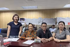 Các hộ đầu tiên nhận tiền bồi thường, hỗ trợ tái định cư để giải phóng mặt bằng thực hiện dự án Tuyến đường sắt tốc độ cao Hà Nội - Quảng Ninh. (Nguồn: Trang thông tin điện tử phường Uông Bí)