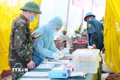 Triển khai lấy mẫu hài cốt liệt sỹ để phục vụ giám định ADN tại Nghĩa trang liệt sĩ Yên Nam phường Duy Tiên Ninh Bình. (Ảnh: Đại Nghĩa/TTXVN)