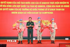 Thượng tướng Nguyễn Trường Thắng, Thứ trưởng Bộ Quốc phòng trao Quyết định của Chủ tịch nước cho các sĩ quan đi thực hiện nhiệm vụ gìn giữ hòa bình Liên hợp quốc tại Phái bộ UNMISS, Cộng hòa Nam Sudan. (Ảnh: Trọng Đức/TTXVN)