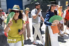 Người dân di chuyển dưới thời tiết nắng nóng ở Madrid, Tây Ban Nha ngày 24/5/2026. (Ảnh: THX/TTXVN)