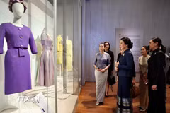 Phu nhân Ngô Phương Ly và Phu nhân Thủ tướng Thái Lan Thananon Charnvirakul thăm Bảo tàng Dệt may Hoàng Thái hậu Sirikit trong khuôn viên Cung điện Hoàng gia Thái Lan. (Ảnh: TTXVN phát)