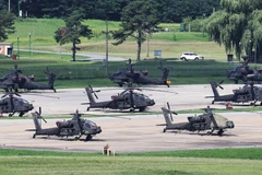 Trực thăng Apache đậu tại Trại Humphreys ở Pyeongtaek, cách Seoul khoảng 60 km về phía nam, một ngày trước cuộc tập trận Ulchi Freedom Shield vào Chủ Nhật. (Nguồn: Yonhap)