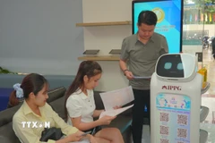 Robot AI tại phường An Phú cung cấp tờ khai, bộ thủ tục hành chính để người dân tiện tra cứu. (Ảnh: Hữu Duyên/TTXVN)