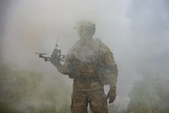 Một binh sỹ Mỹ cầm trên tay drone FPV trong cuộc tập trận đa quốc gia Saber Junction 25 tại Khu huấn luyện Hohenfels, Đức, ngày 9/9. (Nguồn: militarytimes)