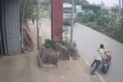 Đối tượng Đặng Từ Thịnh đẩy chiến sỹ Cảnh sát giao thông vào đầu xe tải đang lưu thông. (Ảnh cắt từ clip sự việc)