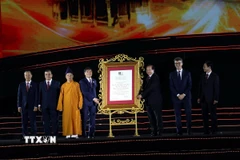 Thứ trưởng Bộ Văn hóa, Thể thao và Du lịch Tạ Quang Đông trao Bằng UNESCO ghi danh Quần thể Di tích và Danh thắng Yên Tử - Vĩnh Nghiêm - Côn Sơn, Kiếp Bạc là Di sản văn hóa thế giới cho 3 địa phương Hải Phòng, Quảng Ninh, Bắc Ninh. (Ảnh: Đức Hiếu/TTXVN)