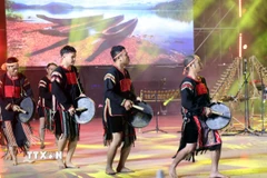 Đội chiêng đến từ các địa phương tỉnh Lâm Đồng biểu diễn tại Đêm hội. (Ảnh Chu Quốc Hùng/TTXVN)