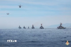 Biên đội máy bay DHC6 và trực thăng săn ngầm Ka28 cùng các biên đội tàu tên lửa tham gia diễu binh tại vùng biển Cam Ranh, tỉnh Khánh Hòa trong Lễ kỷ niệm, diễu binh, diễu hành chào mừng 80 năm Cách mạng tháng Tám thành công và Quốc khánh 2/9. (Ảnh: TTXVN phát)