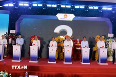 Phó Thủ tướng Thường trực Phạm Gia Túc cùng các đại biểu thực hiện nghi thức khởi công công trình. (Ảnh: Nguyễn Công Hải/TTXVN)