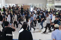 Hàn trăm lao động Hàn Quốc, bị bắt giữ tại công trường xây dựng nhà máy sản xuất pin xe điện của liên doanh Hyundai-LG ở Georgia (Mỹ), về tới sân bay Incheon, Hàn Quốc ngày 12/9/2025. (Ảnh: Yonhap/TTXVN)