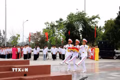 Lễ Thượng cờ tại Quảng trường Di tích quốc gia đặc biệt - Khu lưu niệm Chủ tịch Hồ Chí Minh trên đảo Cô Tô, Quảng Ninh. (Ảnh: Phương Mến/TTXVN phát)