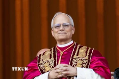 Tân Giáo hoàng Leo XIV ra mắt các tín đồ tại ban công chính của Vương cung thánh đường Thánh Peter, ngày 8/5/2025. (Ảnh: THX/TTXVN)