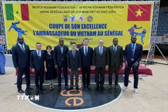 Đoàn đại biểu do Đại sứ Trần Quốc Khánh và Chủ tịch WVVF Mai Hữu Tín dẫn đầu cùng các lãnh đạo của USV tại lễ khai mạc vòng chung kết. (Ảnh: TTXVN phát)