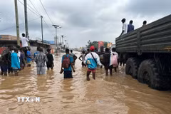 Cảnh ngập lụt sau những trận mưa lớn tại Kinshasa, CHDC Congo. (Ảnh: THX/TTXVN)