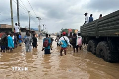 Cảnh ngập lụt sau những trận mưa lớn tại Kinshasa, CHDC Congo. (Ảnh: THX/TTXVN)