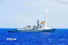 Tàu khu trục ROKS Yulgok Yi I của Hải quân Hàn Quốc phóng tên lửa đánh chặn SM-2 trong cuộc tập trận Vành đai Thái Bình Dương (RIMPAC) ở vùng biển gần Hawaii ngày 9/7/2024. (Ảnh: Yonhap/TTXVN)