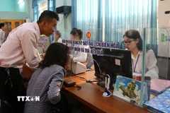 Người dân làm thủ tục hành chính tại Trung tâm phục vụ hành chính công phường Trấn Biên, Đồng Nai. (Ảnh: Công Phong/TTXVN)