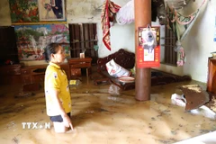 Nước lũ kèm theo nhiều loại rác tràn vào nhà dân, gây hư hại nhiều đồ đạc, vật dụng. (Ảnh: Xuân Tiến/TTXVN)