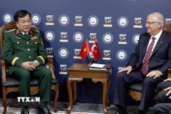 Thứ trưởng Bộ Quốc phòng Hoàng Xuân Chiến hội kiến Bộ trưởng Bộ Quốc phòng Thổ Nhĩ Kỳ Yasar Guler. (Ảnh: TTXVN phát)