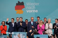 Lãnh đạo Liên minh CDU/CSU Friedrich Merz (giữa) mừng chiến thắng trong cuộc bầu cử Quốc hội liên bang, tại Berlin ngày 23/2/2025. (Ảnh: THX/TTXVN)