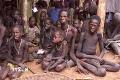 Người dân Sudan chờ nhận thực phẩm tại một trại tị nạn của Quỹ Nhi đồng LHQ ở Wau, miền Nam Sudan. (Ảnh: AFP/TTXVN)
