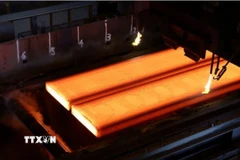 Sản xuất thép trong nhà máy BlueScope ở Port Kembla, Australia. (Ảnh: Reuters/TTXVN)
