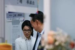 Cựu Tổng thống Hàn Quốc Yoon Suk Yeol và vợ Kim Keon Hee đang bị thẩm vấn vì cáo buộc can thiệp bầu cử và các vụ bê bối khác. (Ảnh: Reuters)