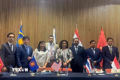 Đại diện Ủy ban Hiệp hội các quốc gia Đông Nam Á tại Mexico (ACMC) và lãnh đạo Đại học Tự trị Quốc gia Mexico (UNAM) chụp ảnh chung. (Ảnh: TTXVN phát)